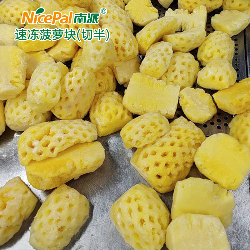 Corte de piña congelada por la mitad