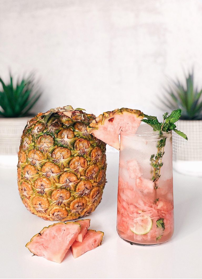 bebida de piña rosa